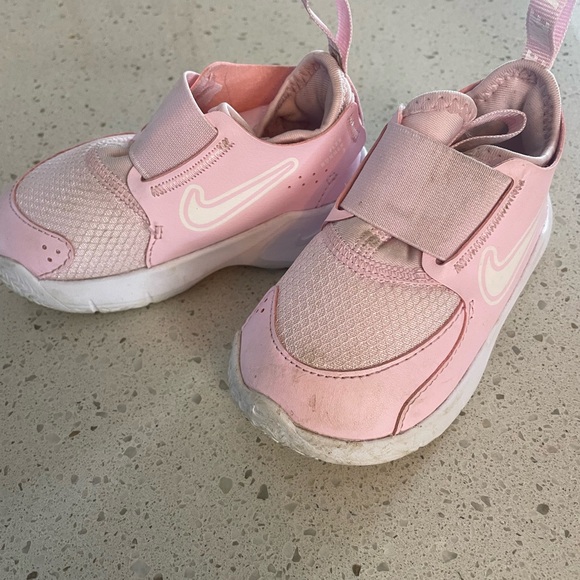 Toddler 6C Nike Runners - Picture 2 of 2